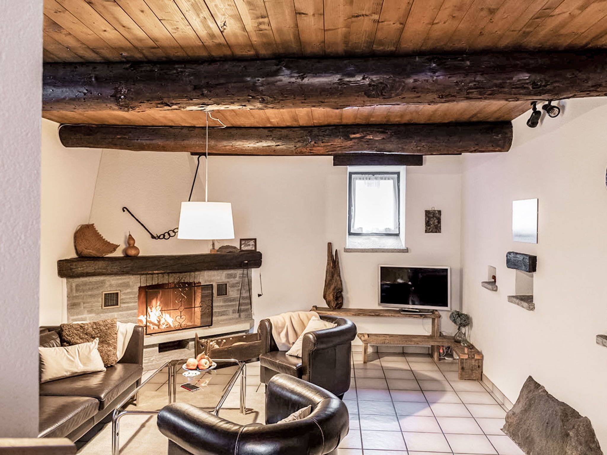 Télévision, cheminée