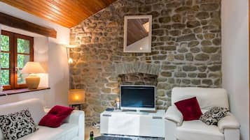 Televisie, een dvd-speler en tafelvoetbal