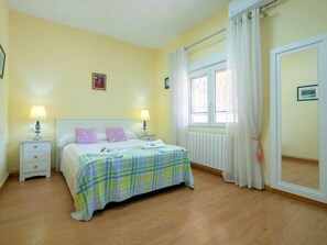 3 bedrooms, desk, iron/ironing board, free Internet