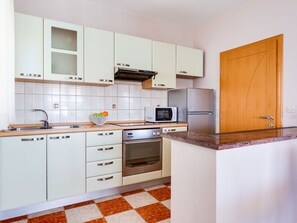 Kühlschrank, Ofen, Geschirrspüler, Kochgeschirr/Geschirr/Besteck