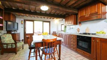 Frigorifero, forno, lavastoviglie, pentole/stoviglie/utensili