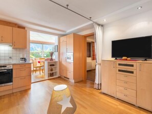 Een koelkast, een magnetron, een oven, een vaatwasser