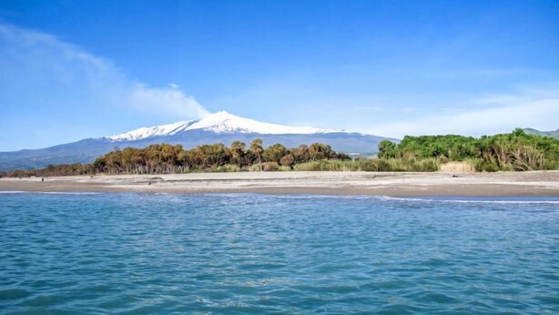 A beach with a mountain in the background. - Apartment Clara by Interhome (Mascali)