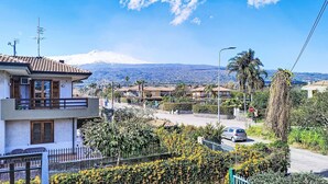 A residential area with a view of a mountain in the background. - Apartment Clara by Interhome (Mascali)