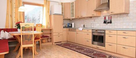 Fridge, oven, dishwasher, cookware/dishes/utensils