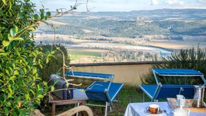 Ein Tisch im Freien mit schöner Aussicht auf Hügel und Fluss.