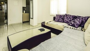 Una sala de estar moderna con un sofá, una mesa de centro y un aire acondicionado.