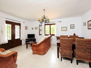 TV, fireplace, DVD player