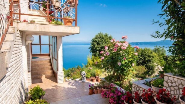 A stone staircase leading to a balcony with a view of the sea. - Apartment Josip by Interhome (Lovran/Tuliševica)