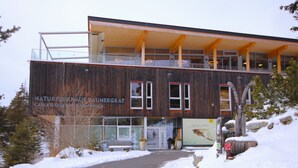 Un bâtiment moderne doté d’une façade en bois et de grandes fenêtres.