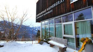 Un bâtiment sur lequel on peut lire l’inscription suivante : « NATURPARKHAUS KAUNERGRAT CAFE-RESTAURANT GACHENBLICK ».