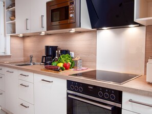 Kühlschrank, Mikrowelle, Ofen, Geschirrspüler