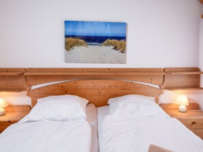 3 chambres, bureau, fer et planche à repasser, accès à Internet