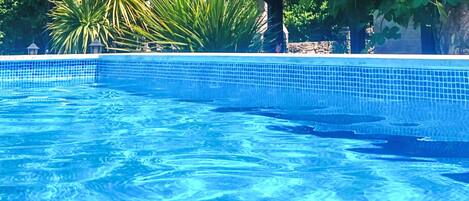 Een verwarmd zwembad