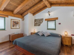 2 bedrooms, iron/ironing board, WiFi