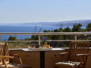 Outdoor dining - Apartment Golub by Interhome (Karlobag)