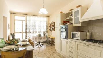 KĂŒhlschrank, Mikrowelle, Ofen, Kochgeschirr/Geschirr/Besteck