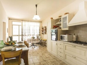 Réfrigérateur, micro-ondes, four