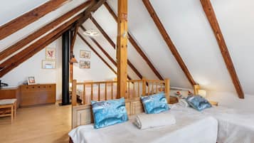 1 bedroom, desk, Internet