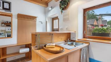 Fridge, microwave, oven, cookware/dishes/utensils