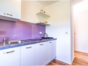 Fridge, cookware/dishes/utensils