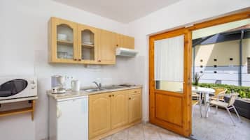 Frigorífic i utensilis de cuina, vaixella i coberteria