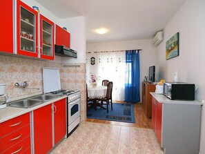 Kühlschrank, Mikrowelle, Ofen, Kochgeschirr/Geschirr/Besteck