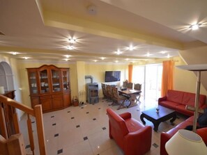 Fernseher, Kamin, DVD-Player