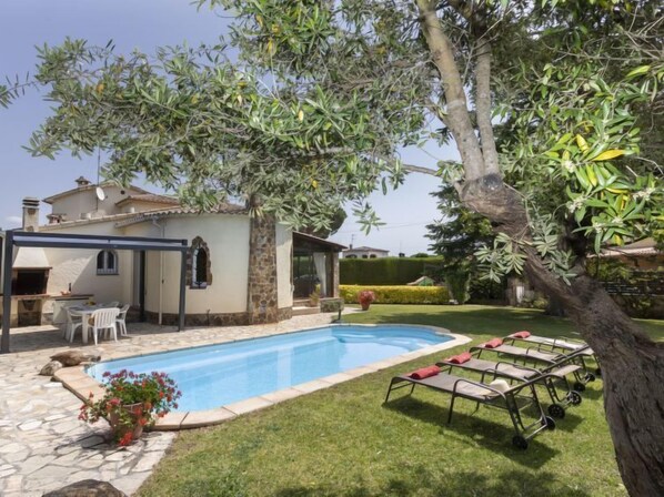 Une villa privée dotée d’une piscine, d’un espace salon extérieur et d’un jardin.