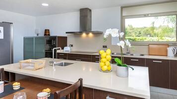 Een koelkast, een magnetron, een oven, een vaatwasser