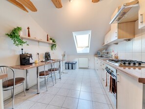 Réfrigérateur, micro-ondes, four