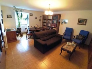 TV, fireplace, DVD player