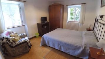 3 habitaciones, tabla de planchar con plancha y internet gratis