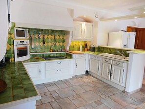 Réfrigérateur, micro-ondes, four, lave-vaisselle