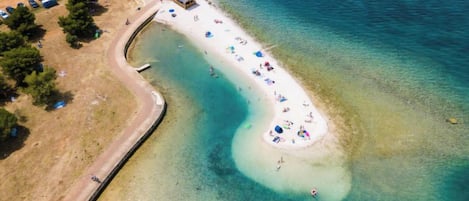 بالقرب من الشاطئ