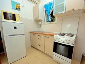 Kühlschrank, Ofen, Kochgeschirr/Geschirr/Besteck