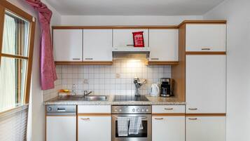 Kühlschrank, Ofen, Geschirrspüler, Kochgeschirr/Geschirr/Besteck