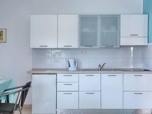 Kühlschrank, Kochgeschirr/Geschirr/Besteck