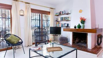 TV, fireplace