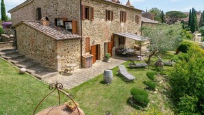 Un bâtiment en pierre doté d’un patio, d’un espace extérieur aménagé pour s’asseoir et d’un jardin.