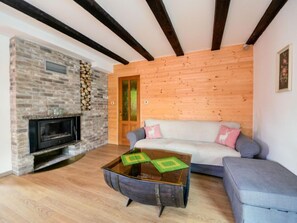 Televisión y chimenea 