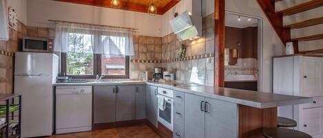 Fridge, microwave, dishwasher, cookware/dishes/utensils