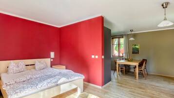 1 bedroom, desk, free Internet