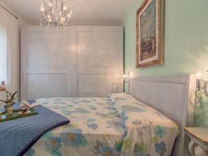 3 bedrooms, iron/ironing board, free Internet