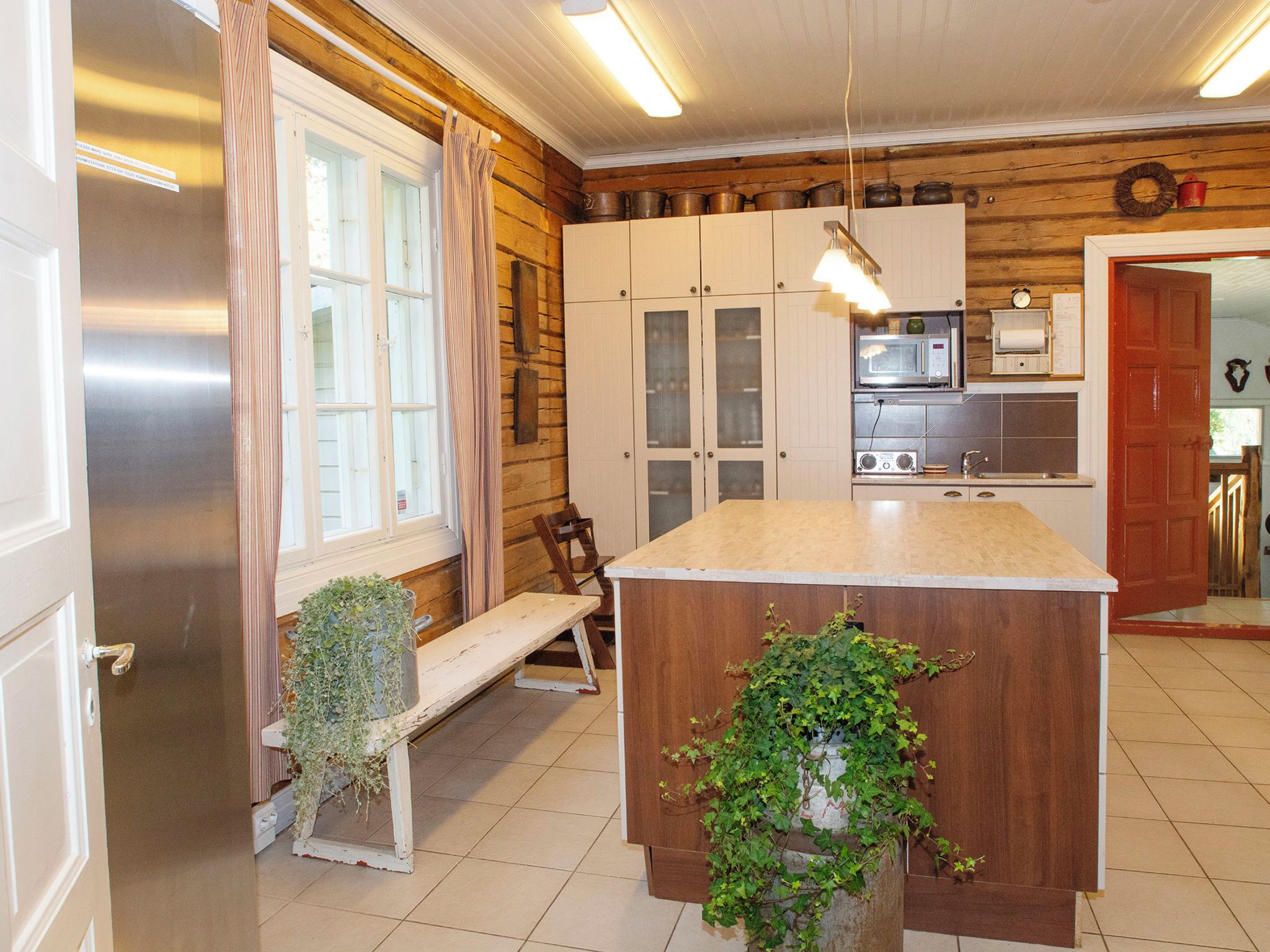 Kjøleskap, mikrobølgeovn, oppvaskmaskin og kjøkkenutstyr