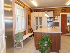 Jääkaappi, mikroaaltouuni, astianpesukone