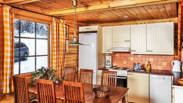 KylskÄp, mikrovÄgsugn, diskmaskin och grytor/köksredskap