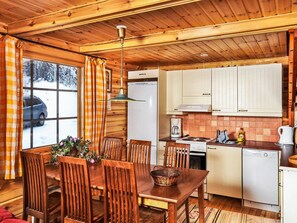 Frigorífico, microondas, lavavajillas y utensilios de cocina