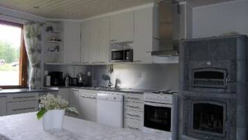 Fridge, microwave, dishwasher, cookware/dishes/utensils