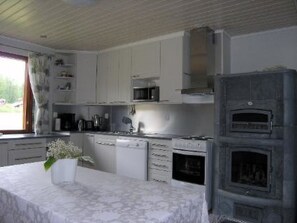 Køleskab, mikrobølgeovn, opvaskemaskine, køkkentøj/tallerkener/redskaber